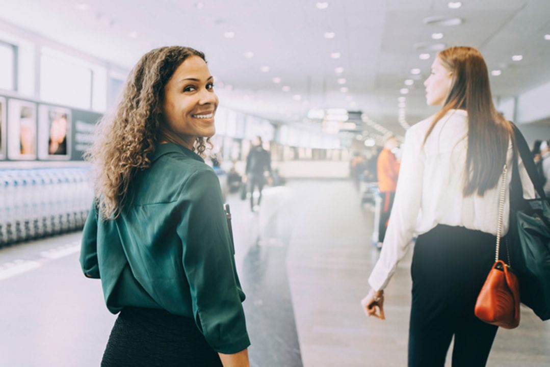 Glad kvinna på flygplats