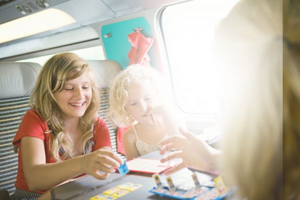 Barn som spelar spel tillsammans