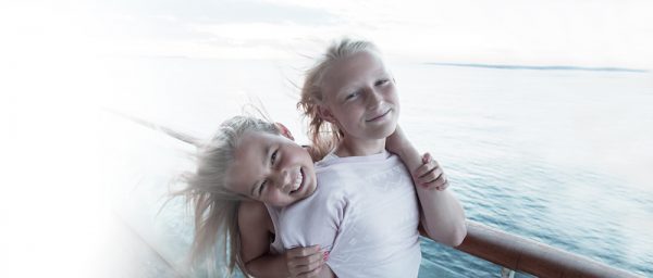 Glada flickor som åker båt