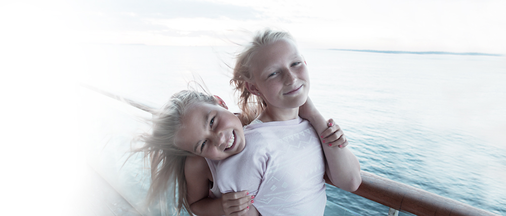 Glada flickor som åker båt