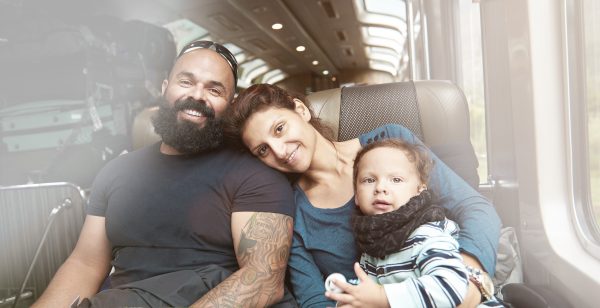 Familj som åker tåg