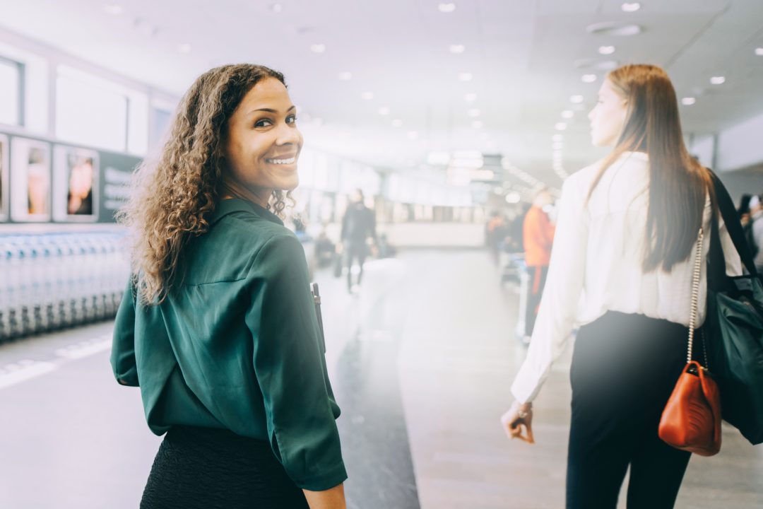 Glad tjej på flygplats